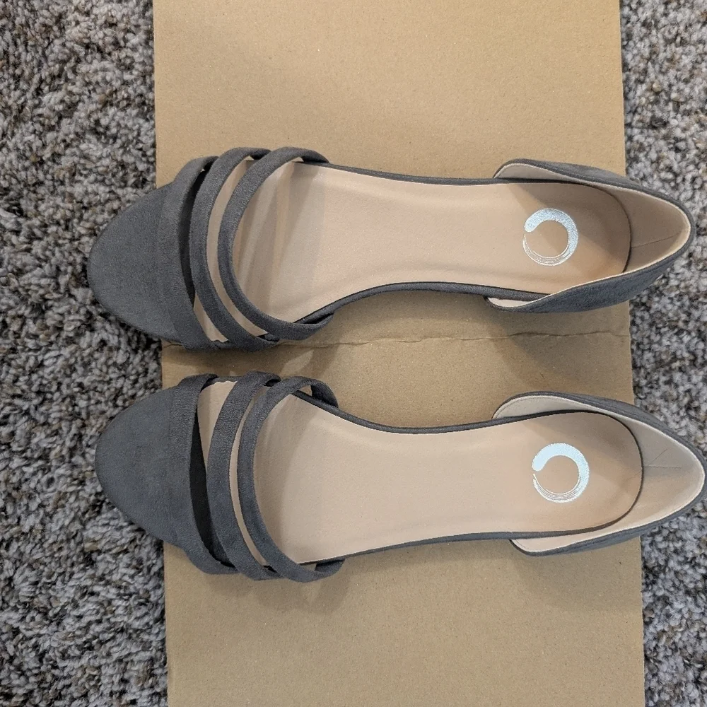 NWOT Journey Collection Grey Gildie Flat Sandal